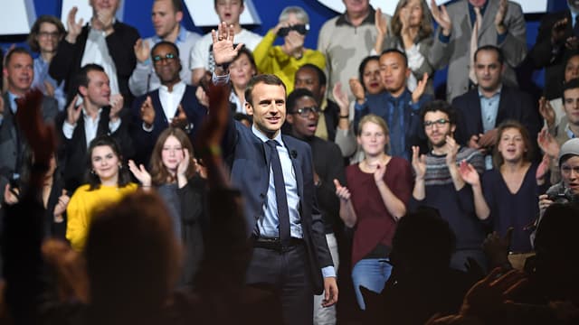 Emmanuel Macron salue la foule à la fin de son meeting, porte de Versailles à  Paris, le 10 décembre.
