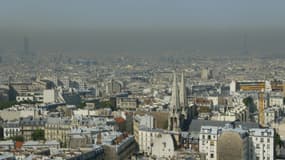 Vue des toits de Paris recouverts par la brume, le 05 août 2003 à paris, alors que plusieurs records absolus de chaleur sont enregistrés. 