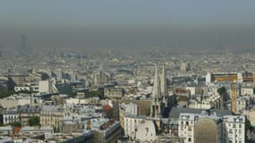 Vue des toits de Paris recouverts par la brume, le 05 août 2003 à paris, alors que plusieurs records absolus de chaleur sont enregistrés. 