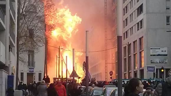 Un incendie s'est déclaré mardi vers midi dans le quartier de la Joliette, à Marseille.