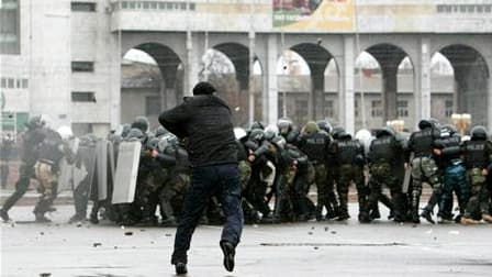 Les forces de l'ordre ont ouvert le feu mercredi sur des manifestants rassemblés par milliers à Bichkek, la capitale du Kirghizistan, devant le siège du gouvernement où se trouve le président Kourmanbek Bakiev, à la suite de heurts qui auraient fait des d