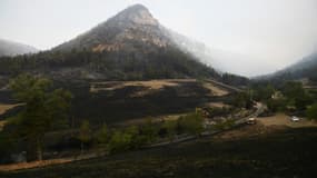 Des zones brûlées de manière préventive par les pompiers, le 9 août 2022 à Mostuéjouls, dans l'Aveyron, pour stopper l'avancée d'un incendie qui a déjà ravagé 700 hectares de végétation