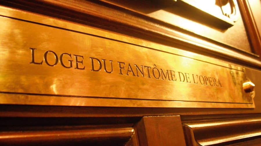 Au-dessus de la loge numéro 5, un écriteau signale encore la "Loge du fantôme de l'opéra".