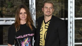 Stella McCartney pose avec l'acteur Orlando Bloom, venu voir sa première collection masculine à Londres, le 10 novembre 2016