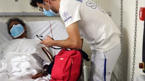 Un médecin assiste un patient atteint de chikungunya au Centre Hospitalier Ouest Réunion (CHOR) de La Réunion, île d'outre-mer française de l'océan Indien, le 10 avril 2025