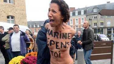 "Marine, repens-toi", avait peint cette activiste des Femen sur sa poitrine, à l'attention de Marine Le Pen.