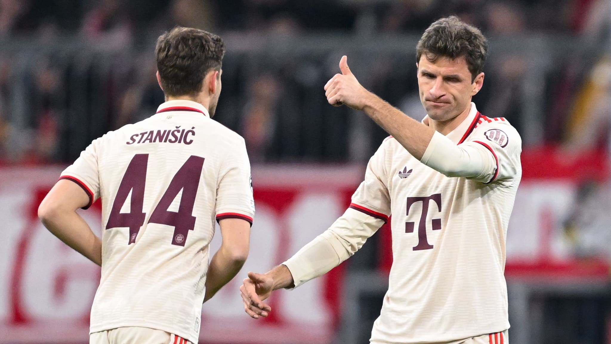 Josip Stanisic e Thomas Müller com Bayern de Munique na Liga dos Campeões na Arena Allianz em 29 de janeiro de 2025