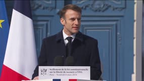 Emmanuel Macron lors de la cérémonie de scellement de l'IVG dans la Constitution ce vendredi 8 mars 2024