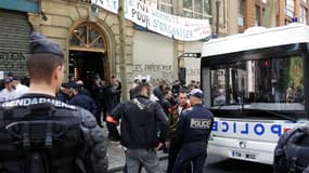 Près de 140 migrants tunisiens ont été expulsés mercredi d'un bâtiment qu'ils occupaient dans le XIXe arrondissement de Paris. Les membres du "Collectif des Tunisiens de Lampedusa" à Paris vivaient depuis plusieurs jours dans ce bâtiment de la rue Simon B