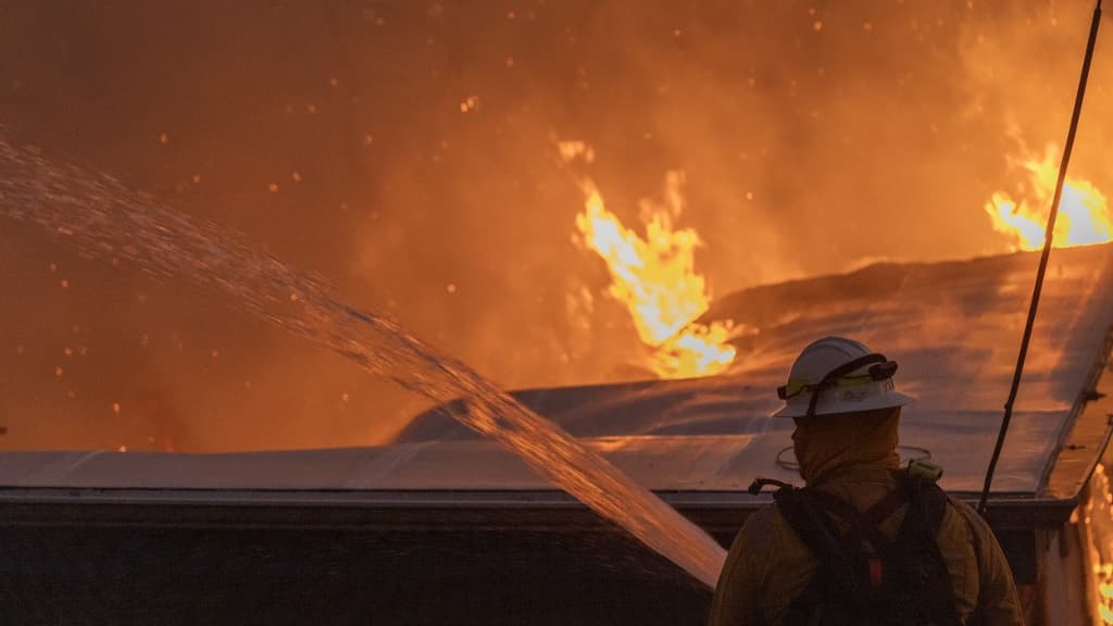 Un pompier lutte contre un incendie à Camarillo, en Californie, le 6 novembre 2024