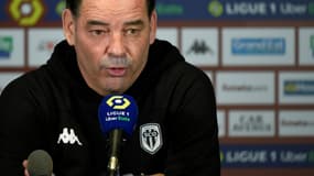 L'entraîneur d'Angers, Stéphane Moulin, lors d'une conférence de presse, après le match de L1 contre Metz, le 3 mars 2021 au stade Saint-Symphorien à Longeville-lès-Metz