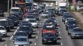Les chauffeurs de taxi participent à un rassemblement le long du boulevard périphérique, près du quai d'Ivry à Paris, le 11 juin 2025. (Illustration)