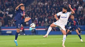 Kylian Mbappé et Samuel Gigot lors de PSG-OM, le 24 septembre 2023.