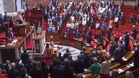 Les députés observent une minute de silence à l'Assemblée nationale après l'attaque au couteau près du lac d'Annecy