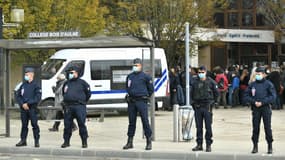Des policiers devant le collège de Conflans-Sainte-Honorine où exerçait Samuel Paty, décapité par un islamiste le 16 octobre 2020