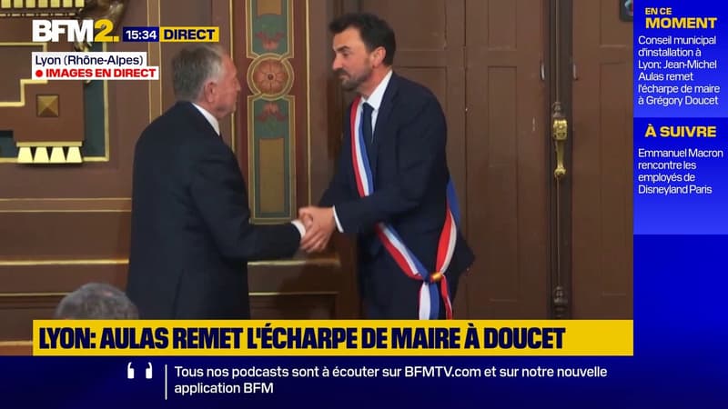 Lyon : Jean-Michel Aulas remet l'écharpe de maire à Grégory Doucet