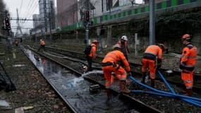 Photo d'archives d'ouvriers pompant l'eau sur les voies du RER C à la station Javel, le 28 janvier 2018 à Paris