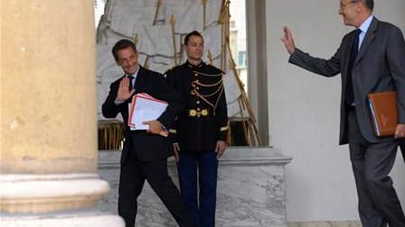 La cote de confiance de Nicolas Sarkozy (à gauche) s'érode de deux points en juillet à 33% d'opinions positives tandis que François Fillon perd un point à 43%, selon l'Observatoire politique CSA à paraître vendredi dans Les Echos. /Photo prise le 7 juille