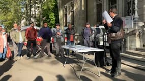 Des commerçants du marché de la Croix-Rousse rassemblés devant la mairie du 4e arrondissement de Lyon le 19 avril 2022.