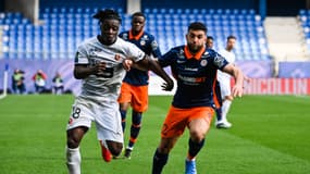 Jérémy Doku au duel avec Jordan Ferri lors de Montpellier-Rennes