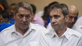 Jean Furet (g) et Bruno Odos, deux pilotes français  lors d'une audience le 4 février 2014 à  Higuey en République dominicaine