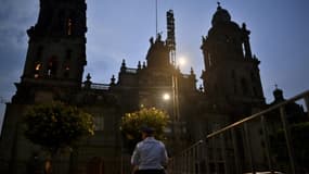 Un policier devant la cathédrale de Mexico après une attaque contre un prêtre poignardé en pleine messe, le 15 mai 2017