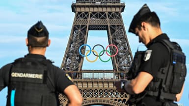 Des gendarmes devant la Tour Eiffel et les anneaux olympiques, à Paris le 19 juin 2024