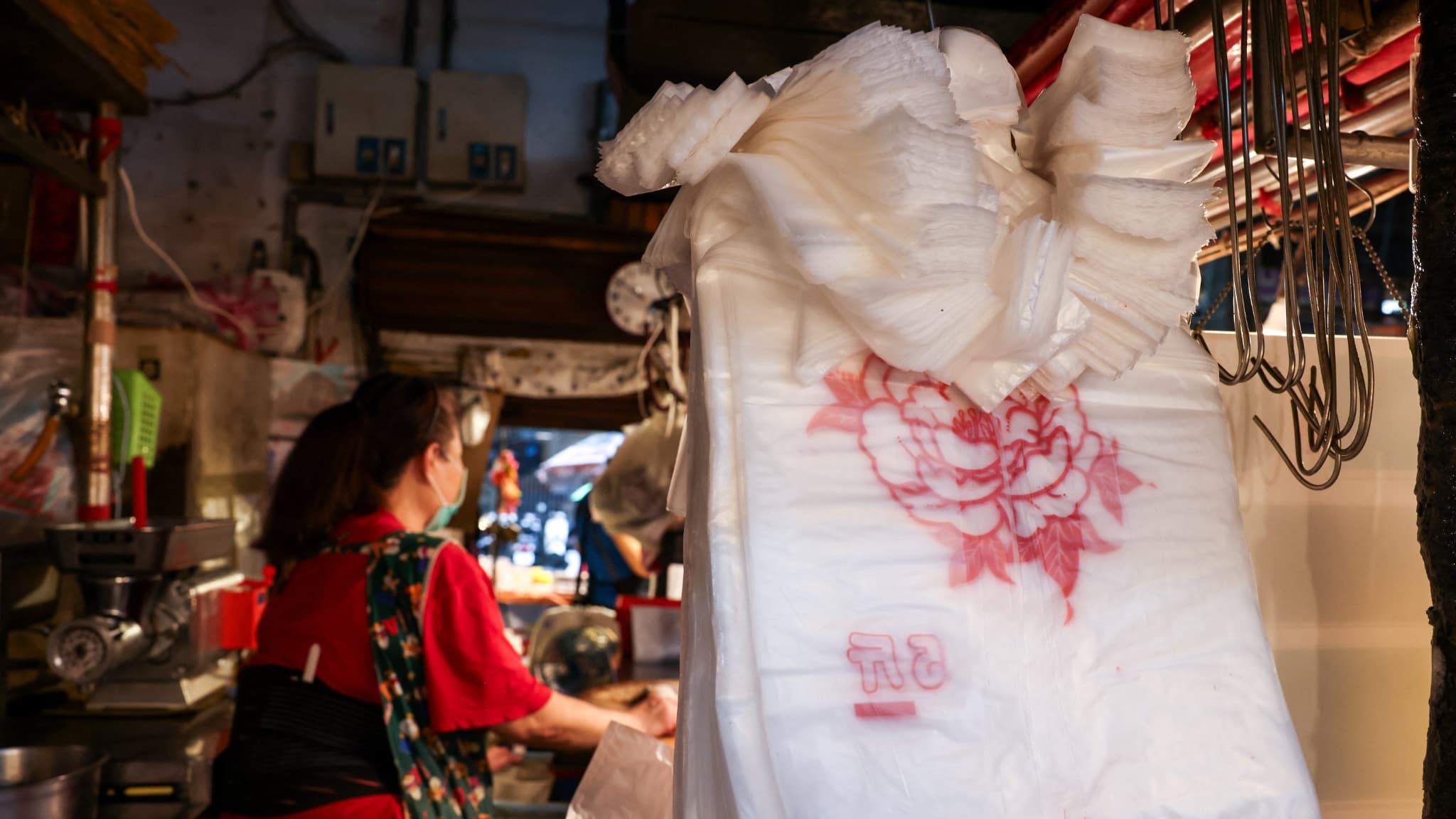 Asya'da esnaf plastik poşet fiyatlarındaki %60'lık artışla boğuşuyor