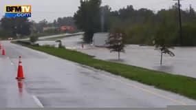 Aux Etats-Unis, un camion circule sur une route très inondée