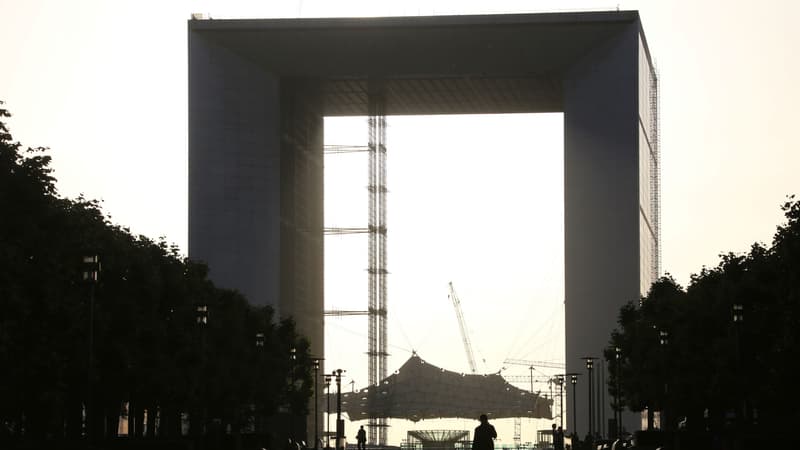 Une patinoire est installée pendant les fêtes sur le toit de la Grande arche.