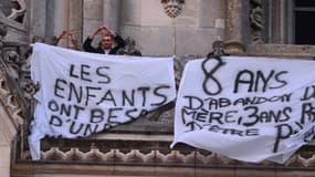 Deux des quatres pères encore retranchés dans la cathédrale d'Orléans, vendredi.