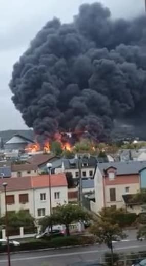 A Rouen, la sirène retentit alors que l'usine Lubrizol est en proie aux flammes - Témoins BFMTV