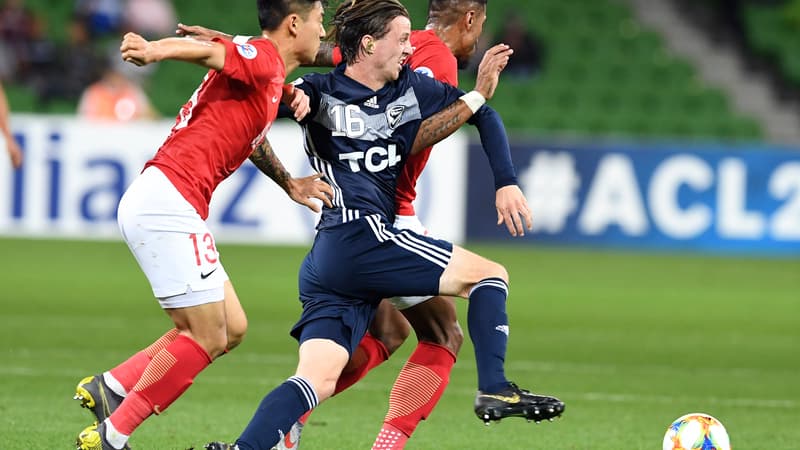 Josh Hope sous les couleurs de Melbourne Victory en bleu