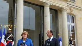Angela Merkel et François Hollande sur le perron de l'Elysée après un tête-à-tête pour préparer le sommet européen de jeudi et vendredi à Bruxelles. Seul un compromis entre la France et l'Allemagne permettra de déboucher à Bruxelles sur un accord suscepti