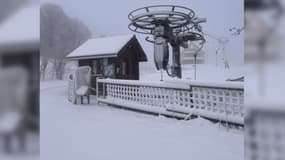 La neige est tombée dans la nuit de ce mardi 19 à ce mercredi 20 novembre, au niveau du sommet du Champ du Feu (Bas-Rhin). 