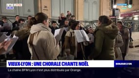 Lyon: une chorale chante Noël dans le Vieux-Lyon