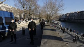 Des patrouilles de police sur les quais de Seine.