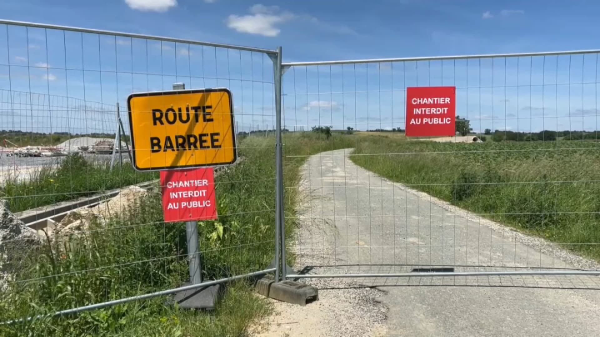 NUISANCES, ACCIDENTS... A CAUSE DE L'A69, CETTE COMMUNE SUBIT UN BALLET INCESSANT DE CAMIONS