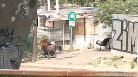 Le campement de Roms est installé le long du périphérique parisien dans le 13e arrondissement début juillet. 