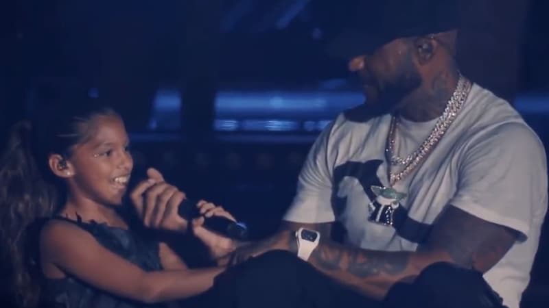 Booba interprète Petite fille avec sa fille Luna lors de son concert au Stade de France