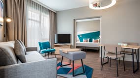 Adagio compte aujourd’hui plus de 130 aparthotels dans le monde, offrant aux voyageurs un logement idéal et un cadre stratégique pour allier efficacité professionnelle et découvertes urbaines.

