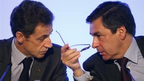 Nicolas Sarkozy (à gauche) poursuit sa chute brutale dans les sondages, perdant sept points pour tomber à 31% de satisfaction dans le baromètre politique Metro-Krief Group réalisé par OpinonWay, diffusé dimanche. Fait nouveau, le chef de l'Etat entraîne s