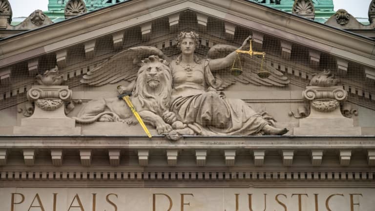 Photo du fronton du tribunal de Strasbourg prise lors d'un rassemblement de magistrats, d'avocats et de greffiers pour protester contre le manque de moyens alloués à la justice, le 15 décembre 2021.