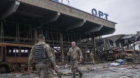Des soldats ukrainiens devant l'aéroport détruit de Kherson, dans le village de Chornobaivka, le 20 novembre 2022