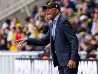 Antoine Kombouaré en train de donner de la voix pendant un match de Nantes en Ligue 1, septembre 2024