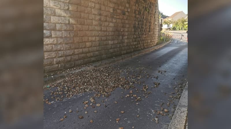 Un camion est entré en collision avec un pont, rue de la Chasse, à Conflans-Sainte-Honorine.