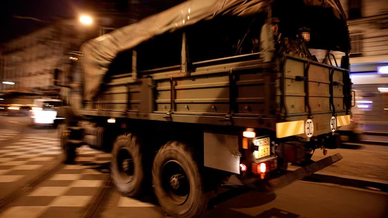 Trois transports de troupes de l'armée sont arrivés en soutien aux forces de police.