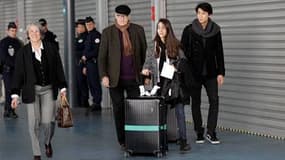 Des Français rapatriés du Japon à leur arrivée à l'aéroport de Roissy, ce mercredi.