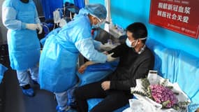 Un homme ayant guéri du Covid 19 donnant son plasma, le 16 février 2020 à Lianyungang, dans l'est de la Chine
