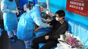 Un homme ayant guéri du Covid 19 donnant son plasma, le 16 février 2020 à Lianyungang, dans l'est de la Chine